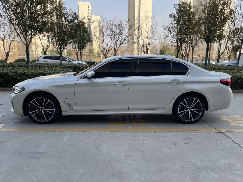 济宁22年宝马5系8