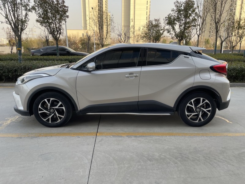 枣庄21年丰田CHR7