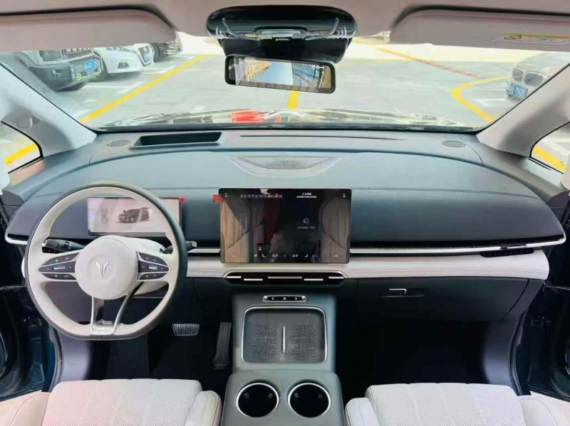 广州25年岚图汽车梦想家6