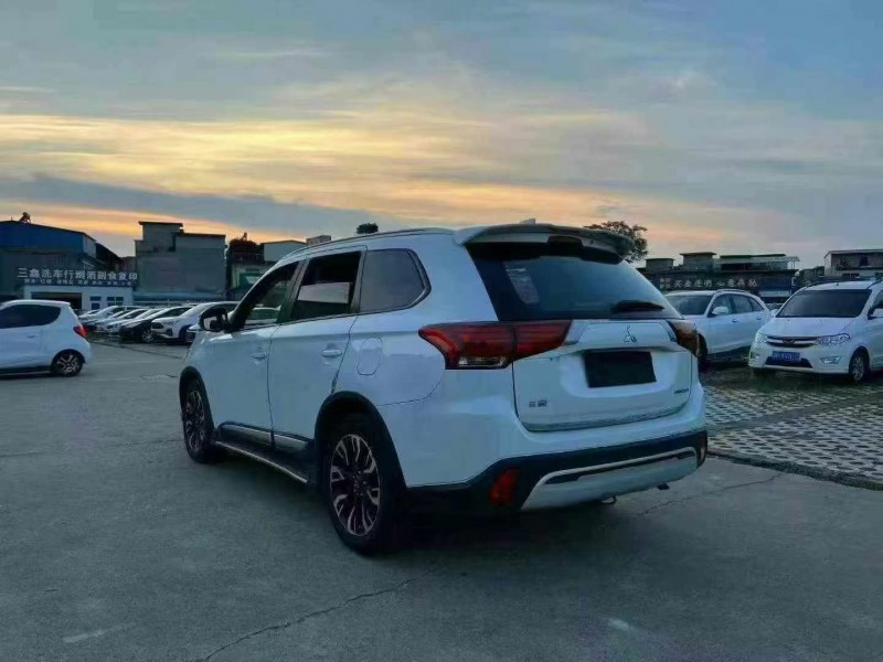 安阳19年三菱欧蓝德8