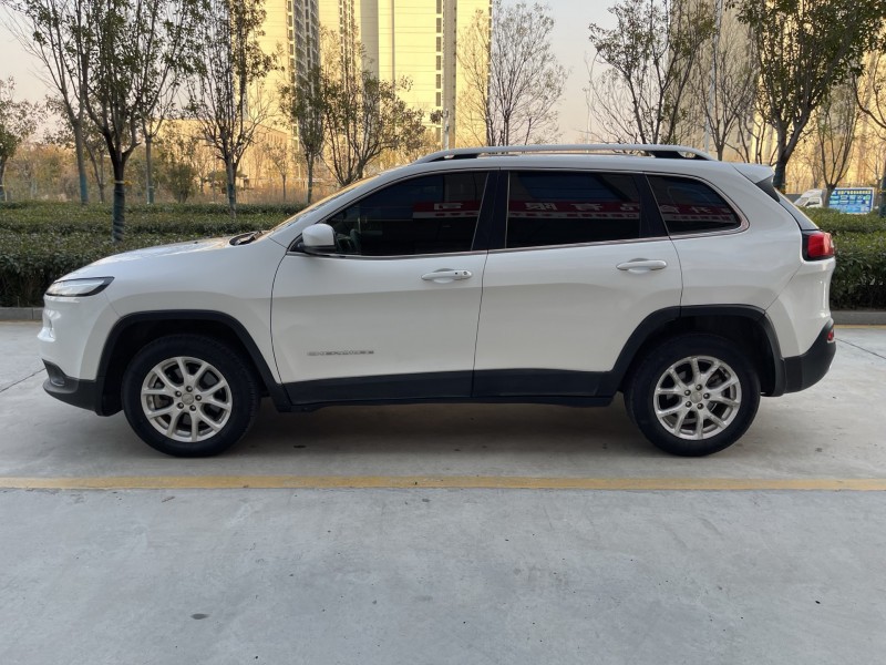 济宁17年Jeep自由光7