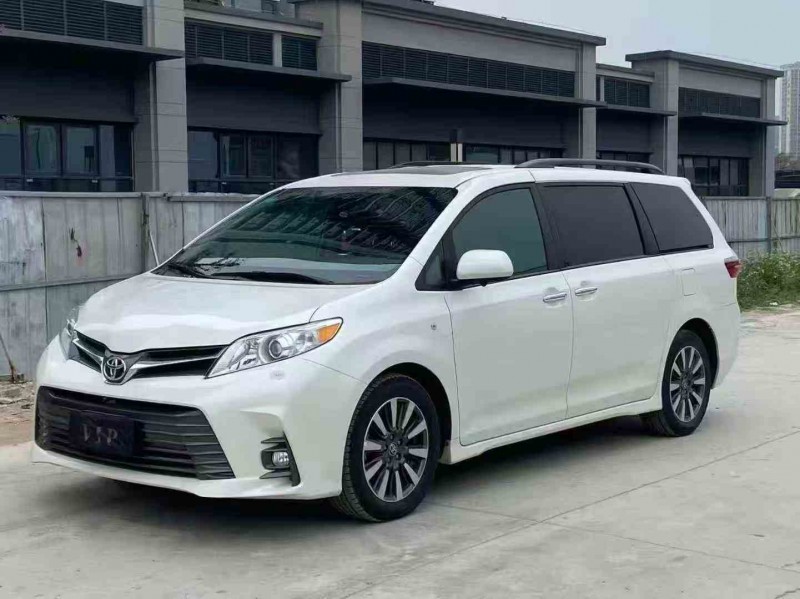 贵港21年丰田塞纳3