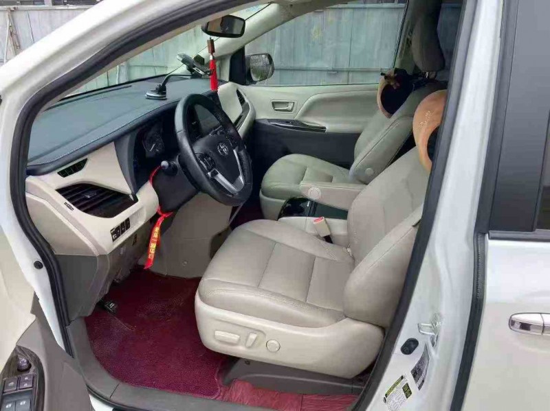 贵港21年丰田塞纳5