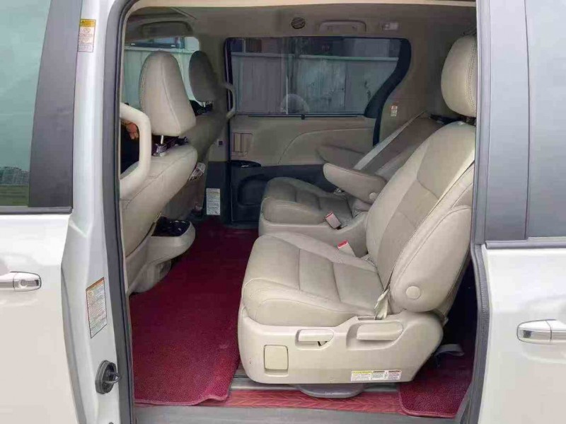 贵港21年丰田塞纳7