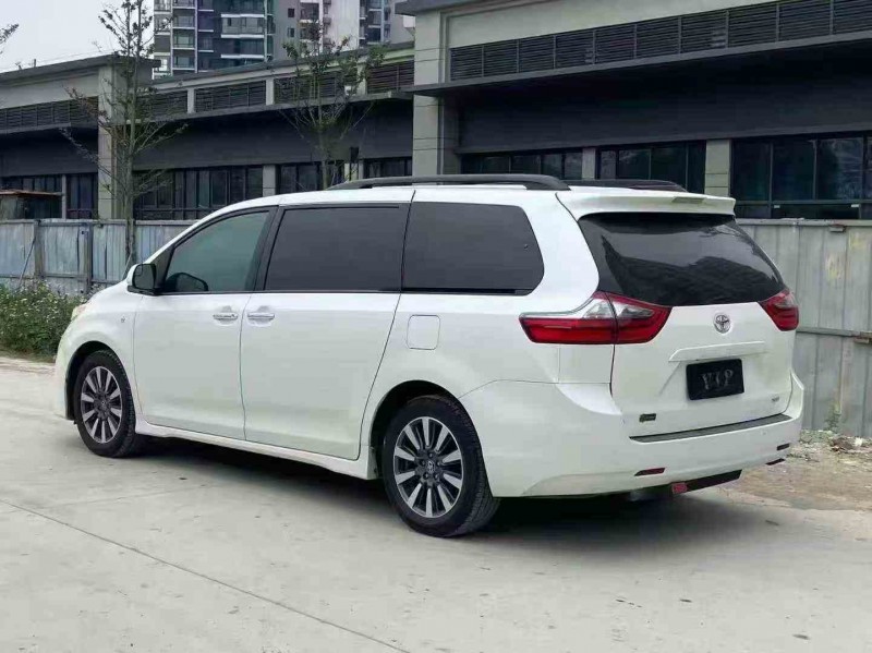 贵港21年丰田塞纳8