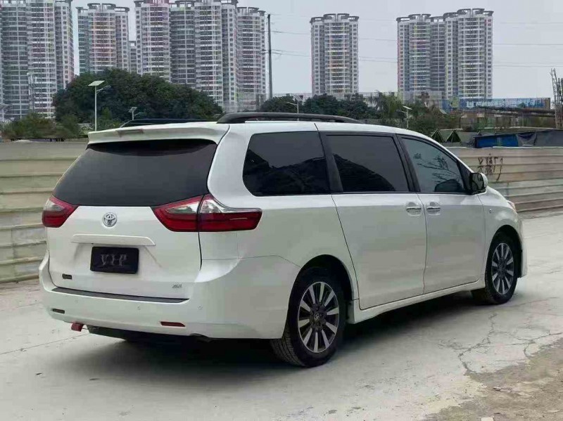 贵港21年丰田塞纳9