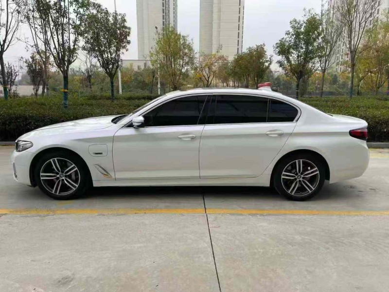 济宁22年宝马5系8