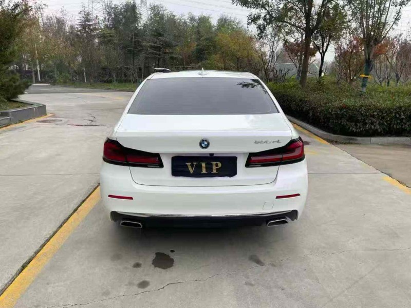 济宁22年宝马5系9