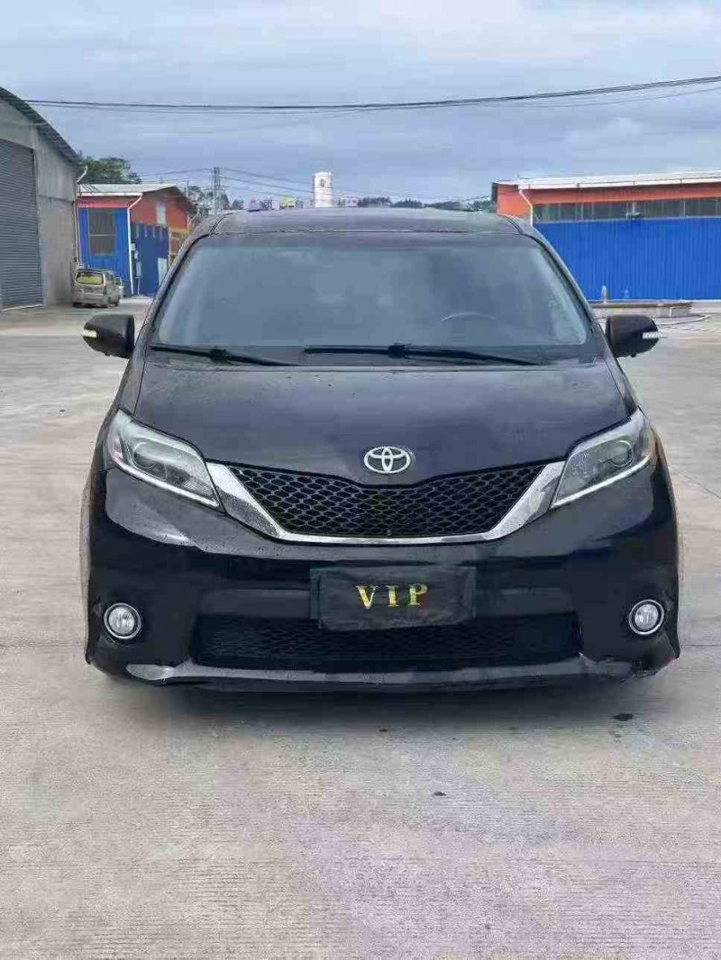 贵港17年丰田塞纳1