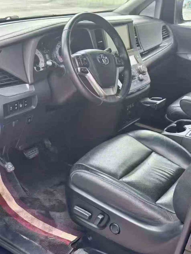 贵港17年丰田塞纳3