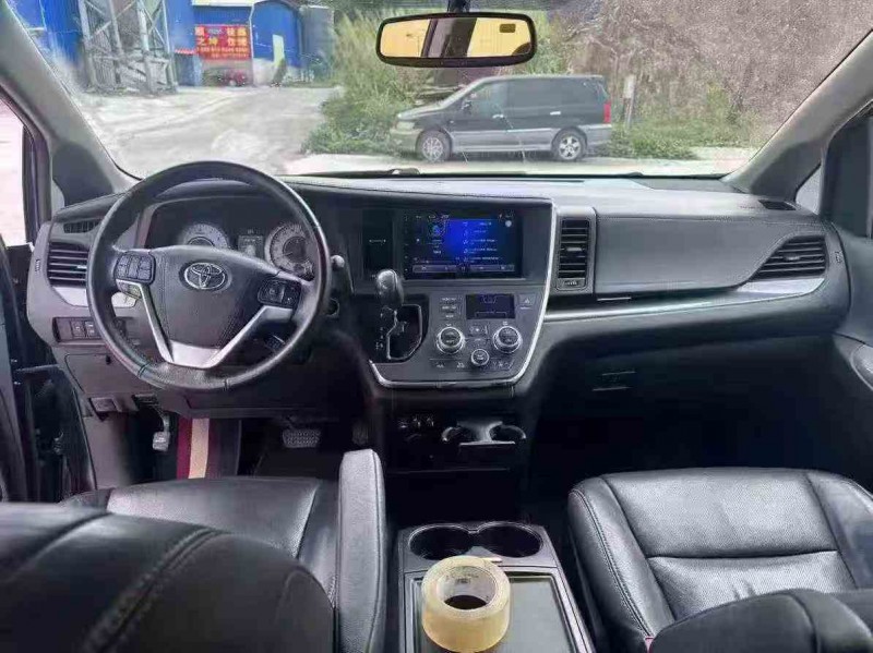 贵港17年丰田塞纳4