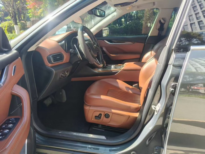 昆明17年玛莎拉蒂Levante4