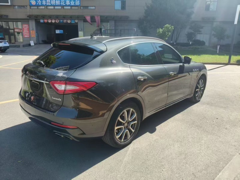 昆明17年玛莎拉蒂Levante7