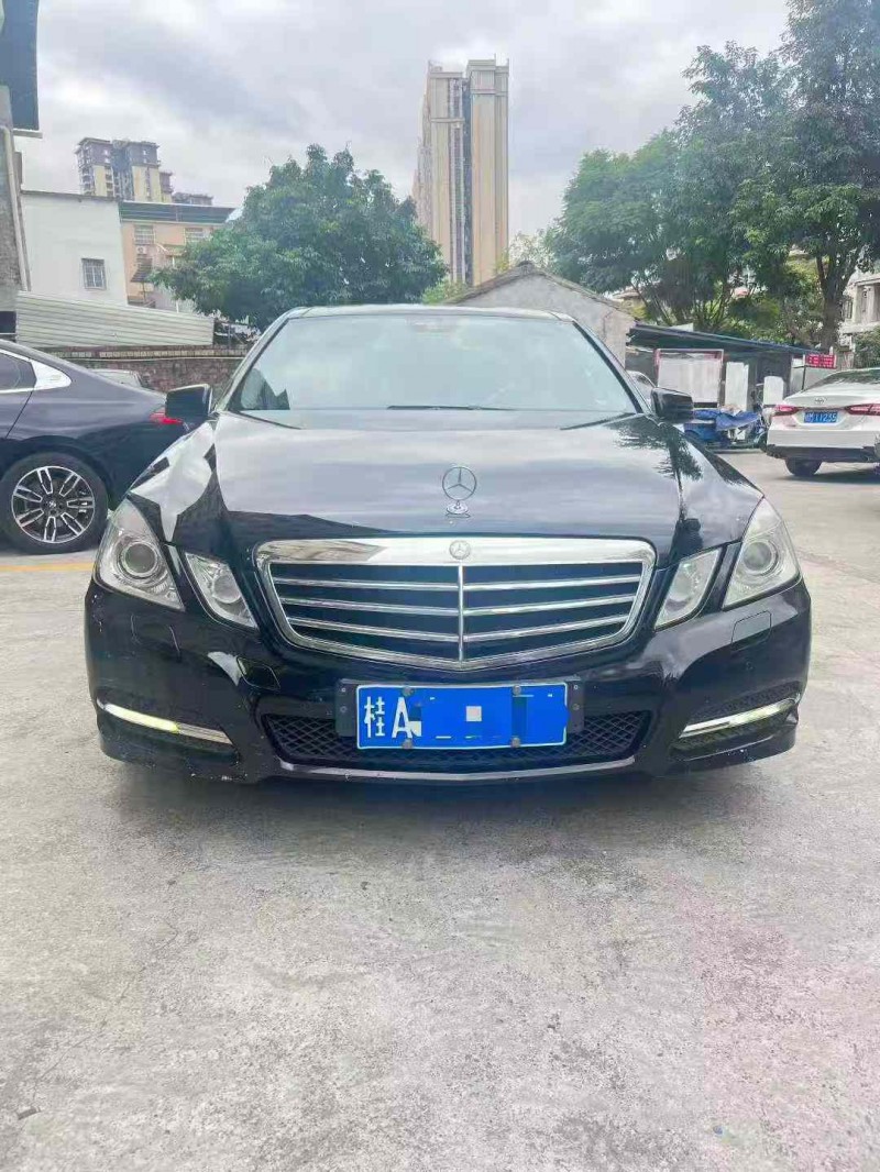 百色11年奔驰E1