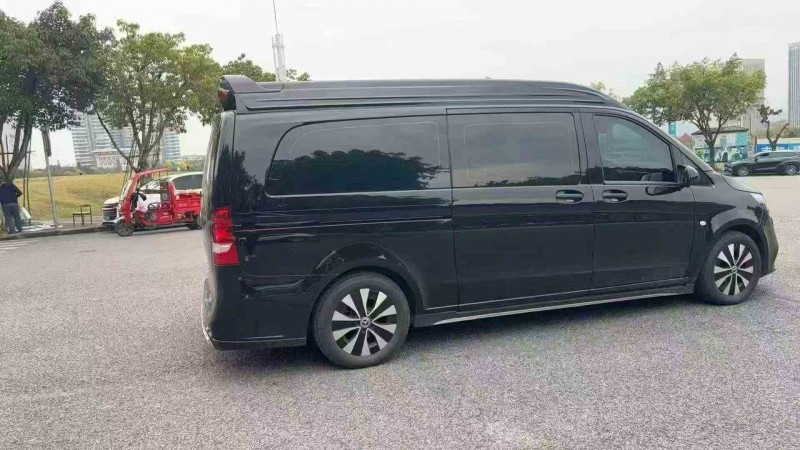 重庆24年奔驰威霆8