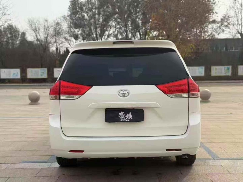 洛阳12年丰田塞纳9