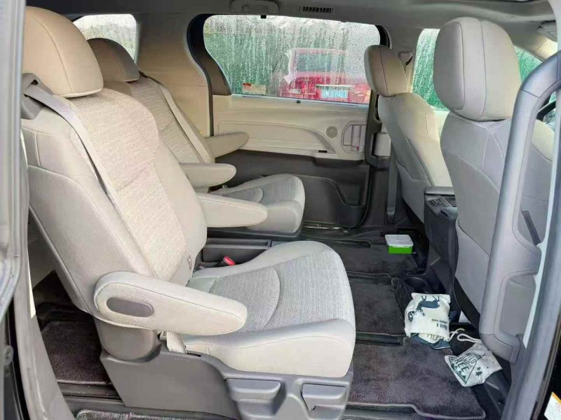 珠海23年丰田塞纳4