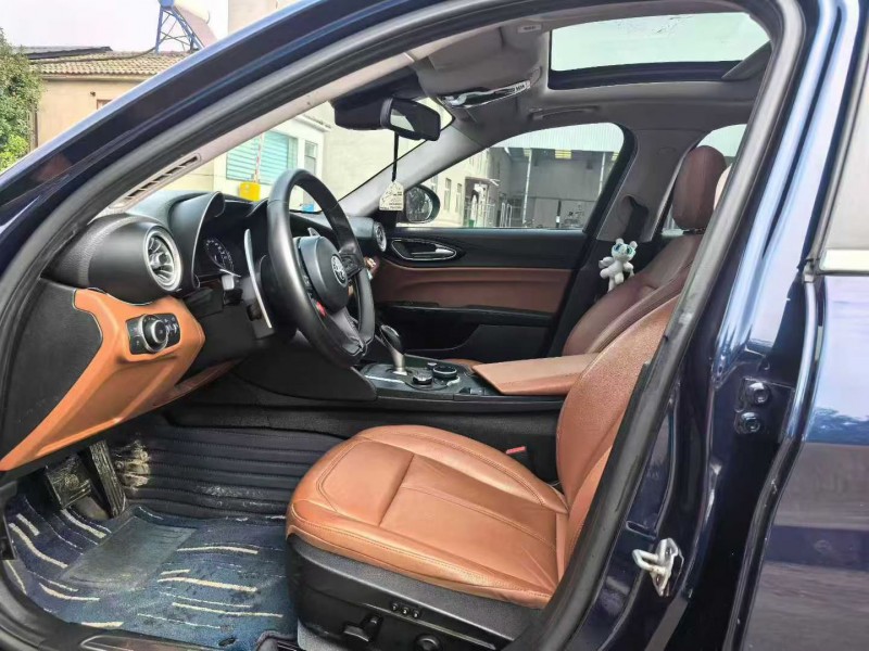 徐州18年阿尔法·罗密欧Giulia8