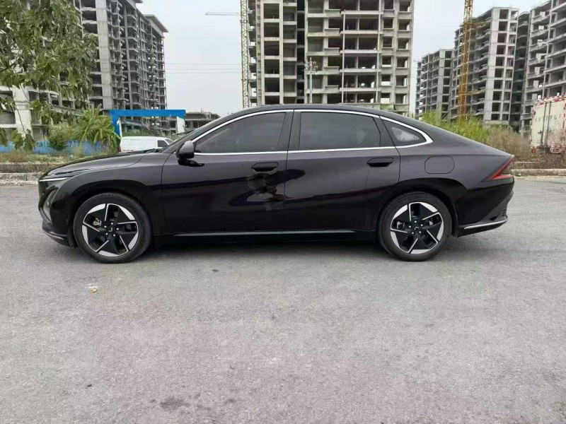 柳州24年五菱汽车星光8