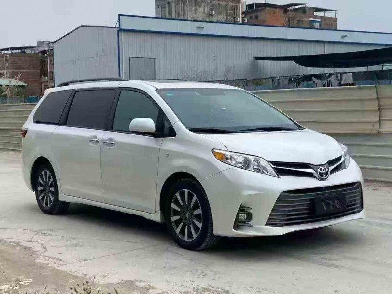 贵港21年丰田塞纳2