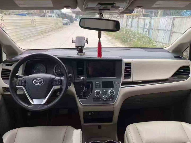 贵港21年丰田塞纳4