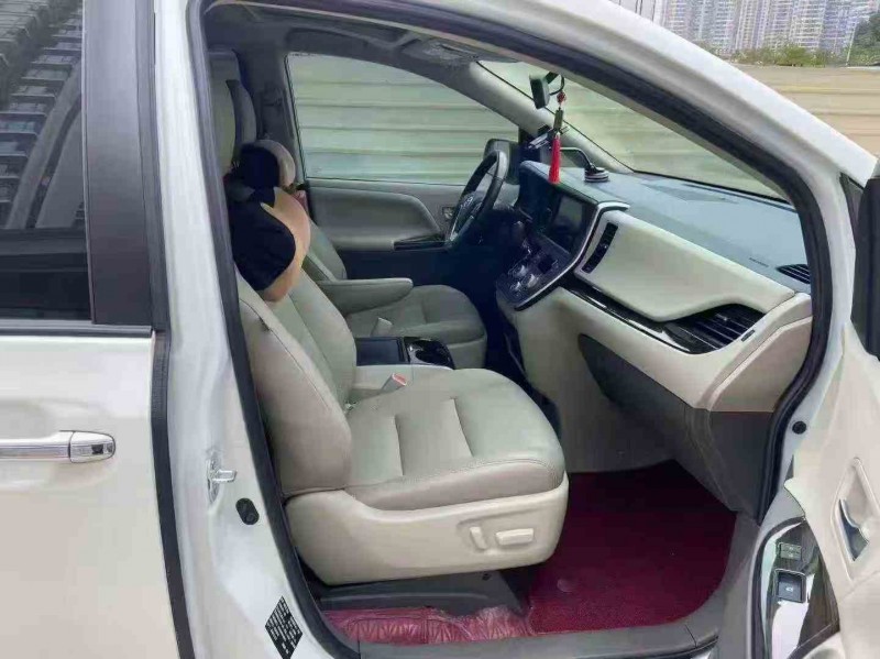 贵港21年丰田塞纳5