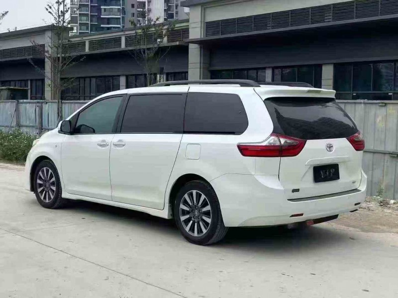 贵港21年丰田塞纳7