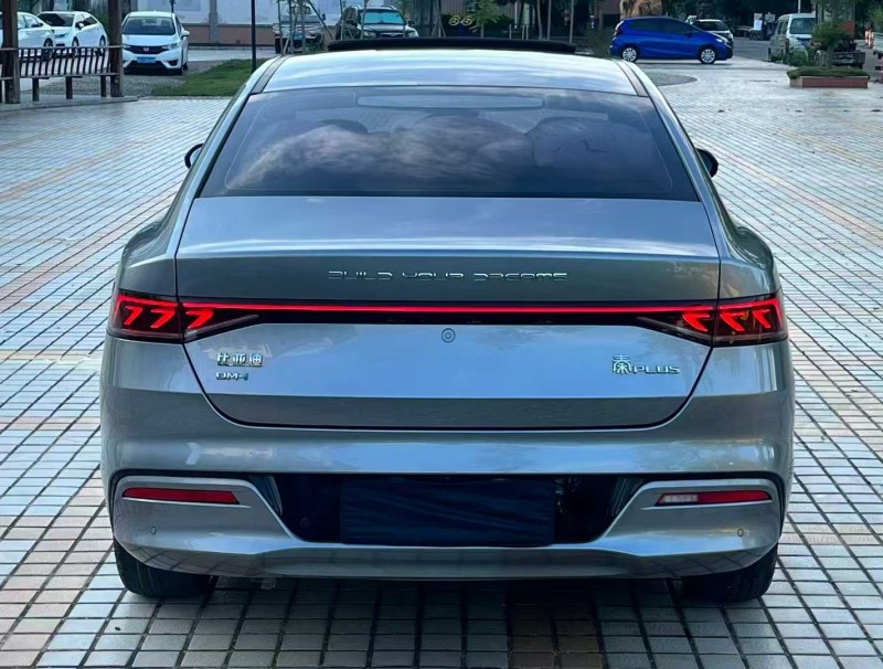 汕头23年比亚迪秦8