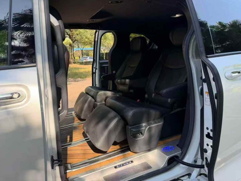 广州22年丰田塞纳4