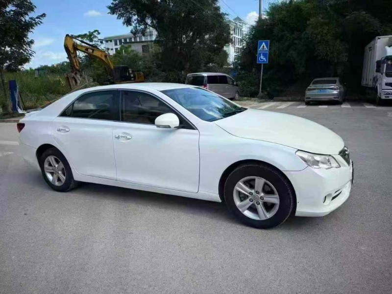 南宁13年丰田锐志2