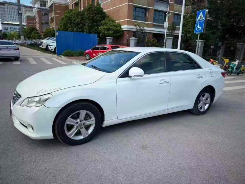 南宁13年丰田锐志3