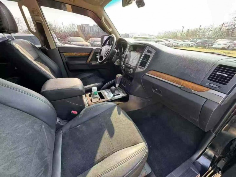 青岛19年三菱帕杰罗6