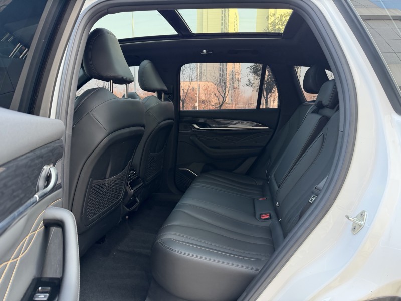 济宁24年吉利星越6