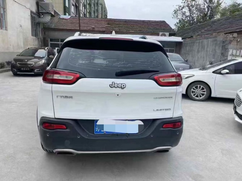 泰安18年Jeep自由光5