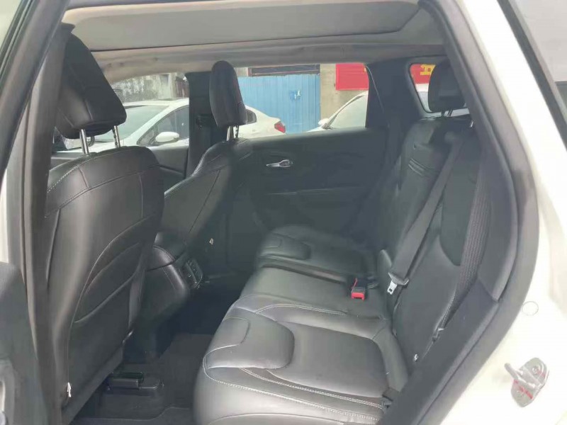 泰安18年Jeep自由光8