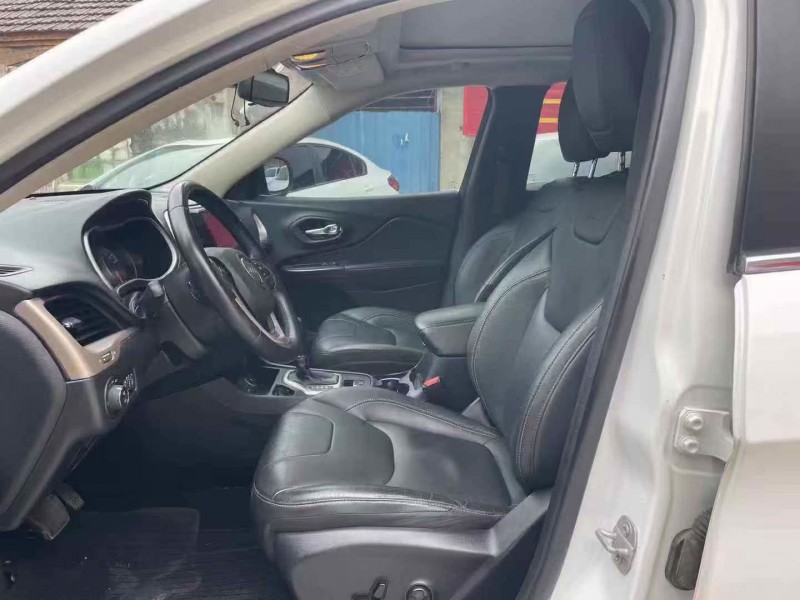 泰安18年Jeep自由光9