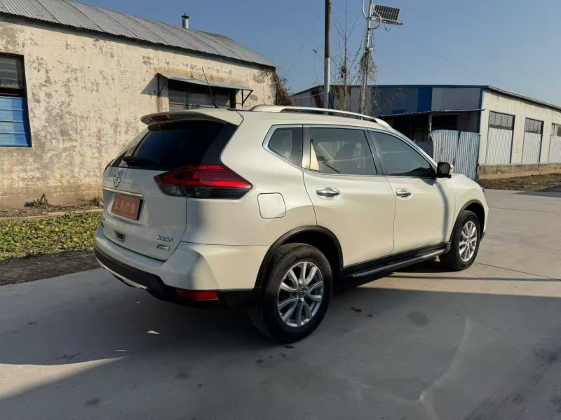 鹤壁17年日产奇骏3