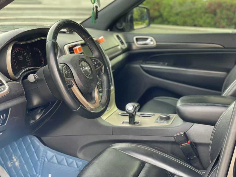 青岛15年Jeep大切诺基4