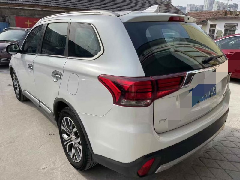 泰安18年三菱欧蓝德2