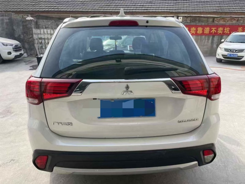 泰安18年三菱欧蓝德8