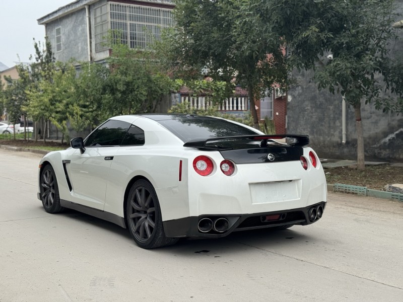 新乡15年日产GT-R4