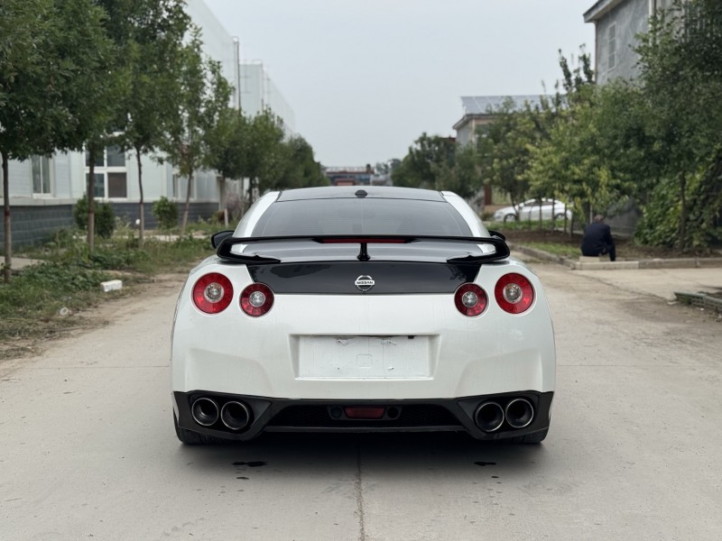 新乡15年日产GT-R5