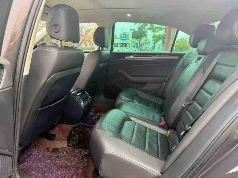 丽江19年大众辉昂5