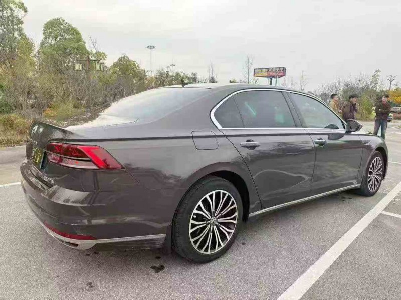 丽江19年大众辉昂7