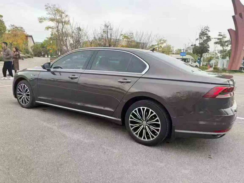 丽江19年大众辉昂8