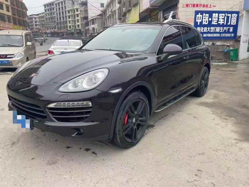 常德12年保时捷卡宴2