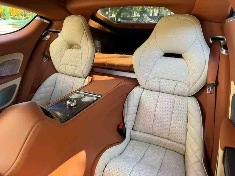 思茅14年阿斯顿·马丁Rapide9