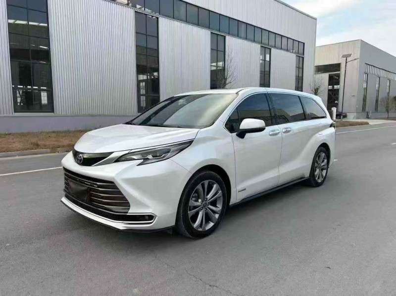 青岛23年丰田塞纳2