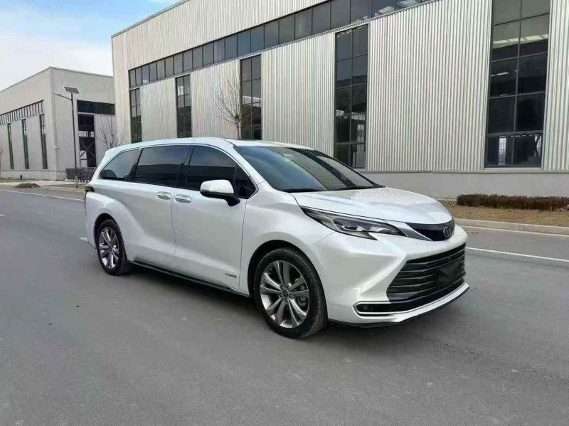 青岛23年丰田塞纳3