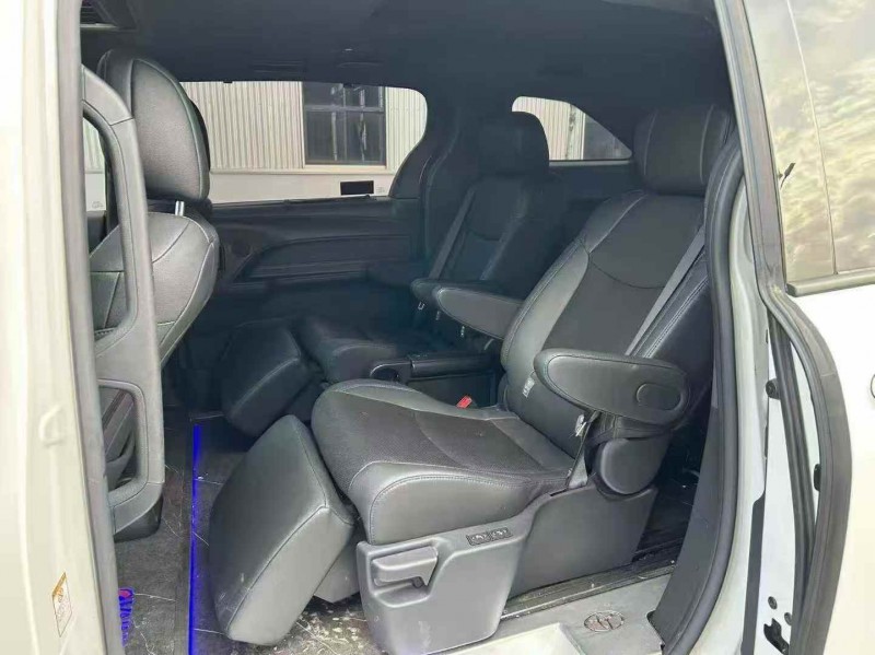 青岛23年丰田塞纳4